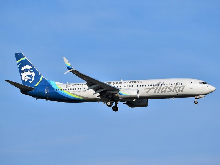 Un avion de la compagnie Alaska Airlines sur le point d'atterrir