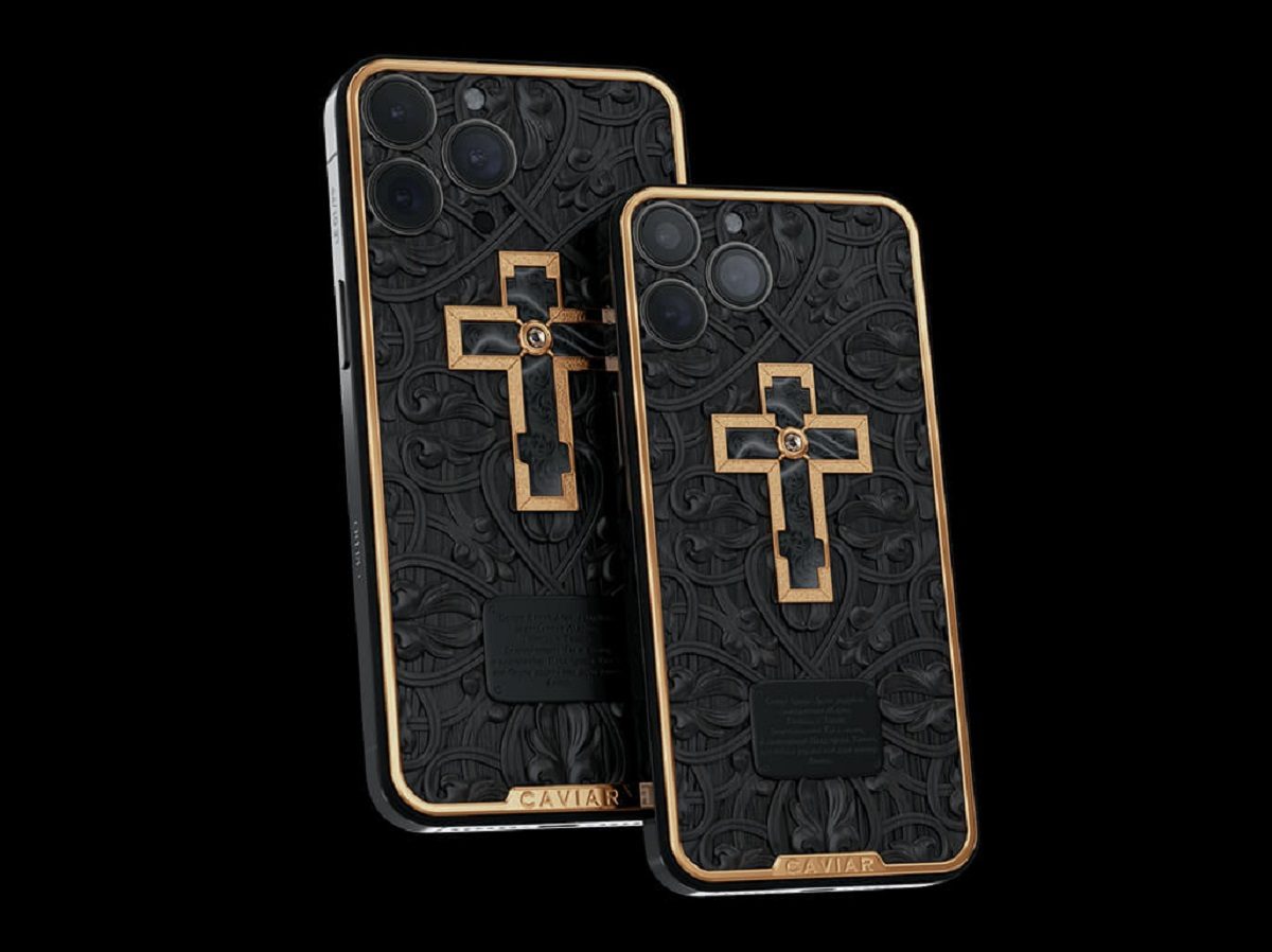 photo de deux smartphones de la marque Caviar, modèle chrétien. L'extérieur est en bois sombre, orné d'une croix tracée à l'or.