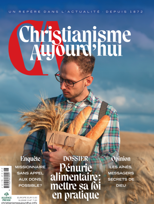 Couverture du Christianisme Aujourd'hui de juin. L'image représente un homme dans un champs de blé, qui serre contre lui un sac où se trouvent deux pains. Les épis lui arrivent à la taille, et il les regarde attentivement.