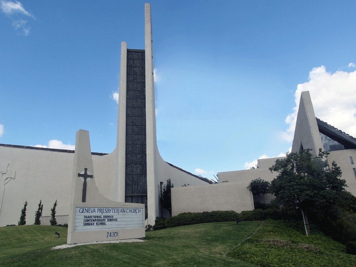 Au premier plan, de la pelouse, devant l'église presbytérienne Geneva Church. Le bâtiment présente une longue structure verticale au niveau de l'entrée.