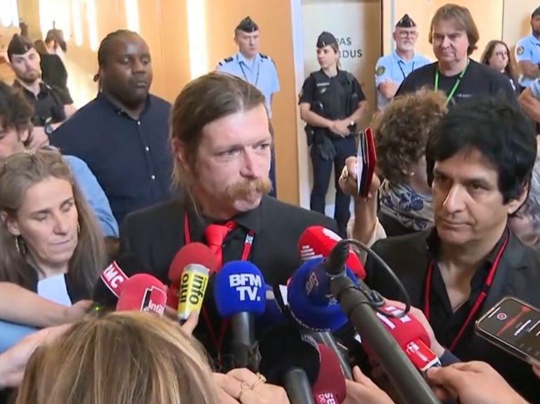 Jessy Hughes, chanteur du groupe Eagles of Death Metal, s'exprime devant les micros, à la sortie de la salle d'audience du procès des attentats du 13 novembre