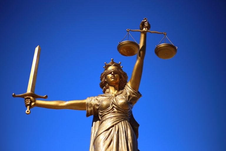 Statue représentant l'allégorie de la justice. Elle tient une balance et une épée, et a les yeux bandés.