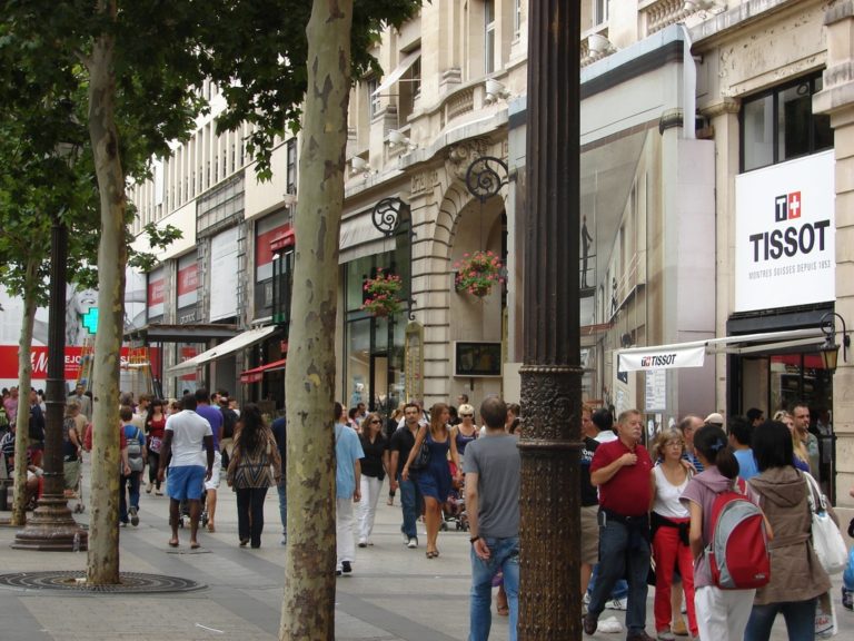 Scène de rue en France. Beaucoup de passants marchent sur le trottoir.