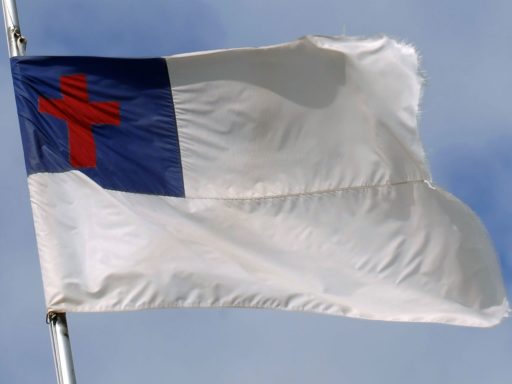 Photo du drapeau chrétien proposé à Boston, blanc avec une croix chrétienne dans le coin en haut à gauche