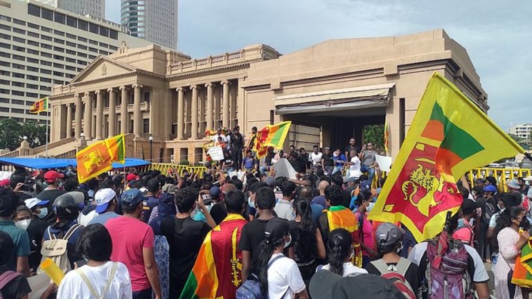 Une foule manifeste devant le bâtiment du secrétariat présidentiel du Sri Lanka.