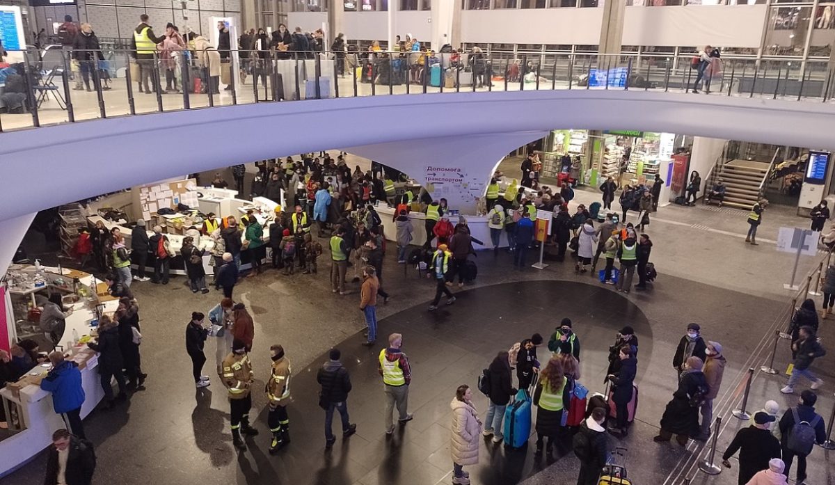 Une multitude de réfugiés dans l'enceinte de la gare de Varsovie