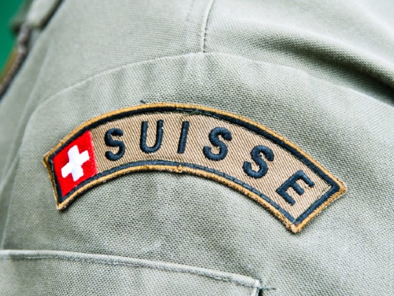 Une tenue de soldat avec le drapeau et l'inscription Suisse