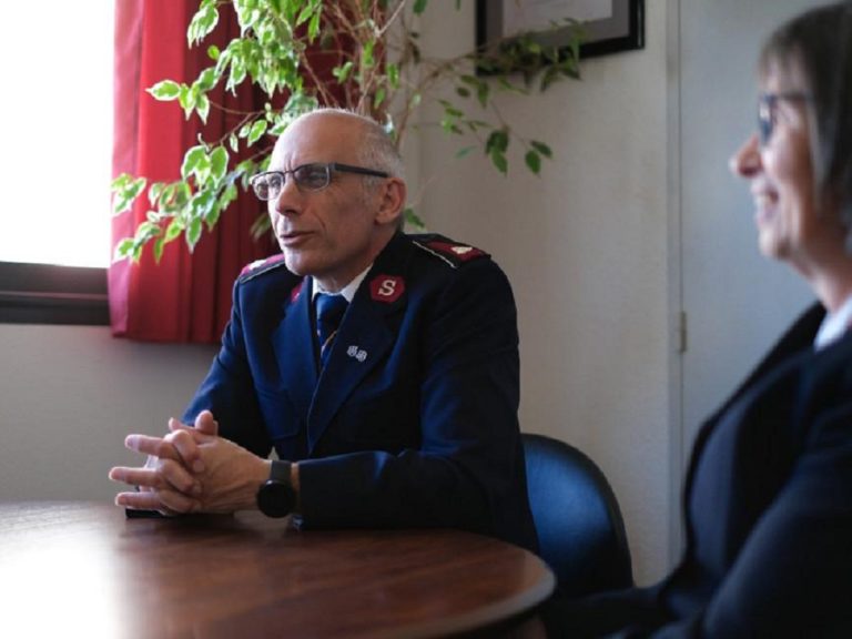 Jacques Donzé est asis à une table avec d'autres personnes