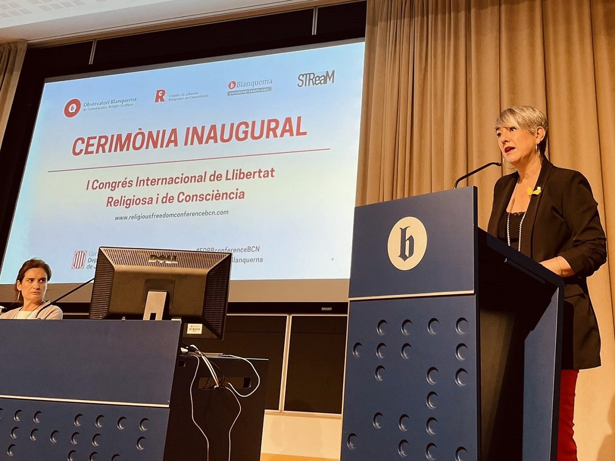 Une oratrice prend la parole durant la cérémonie inaugurale du congrès espagnol sur la liberté religieuse