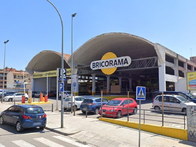 Photo de l'entrée d'un gros magasin de bricolage sur une grande route. Il y a des travaux devant.