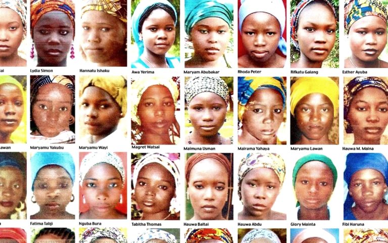 Mosaïque de portraits photo de dizaines des jeunes filles enlevées à Chibok en 2014