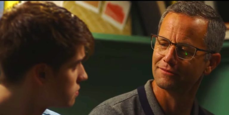 Image tirée du film Lifemark. Un père parle à son fils dans une chambre.
