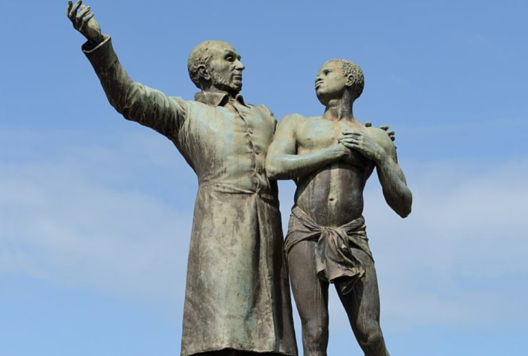 Statue d'un prédicateur tenant un esclave par l'épaule