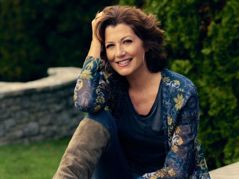 Amy Grant prend la pose dans un jardin