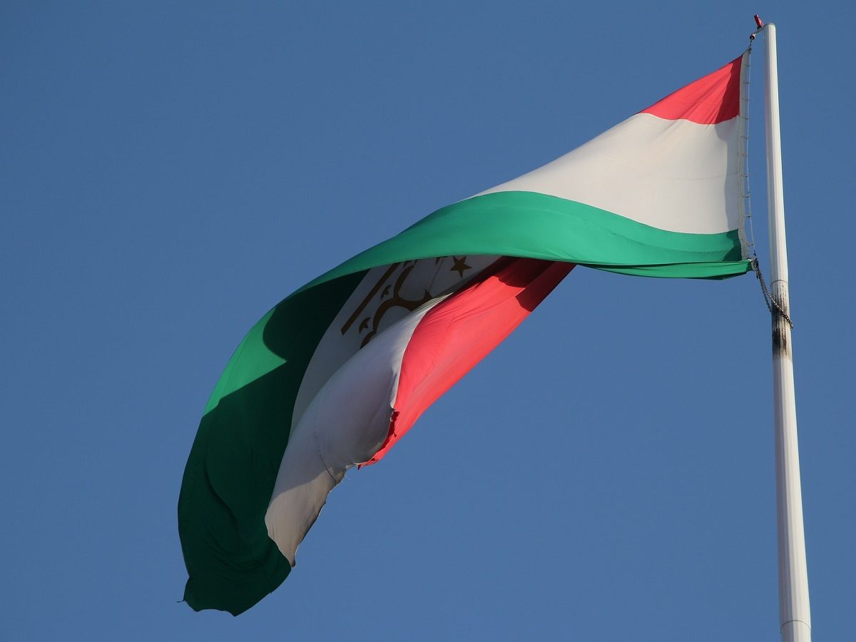 Le drapeau du Tadjikistan flotte dans le ciel