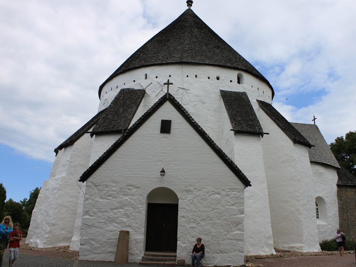 une église à la façade blanche et le toit noir