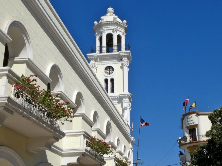 une église blanche avec un drapeau de la République dominicaine