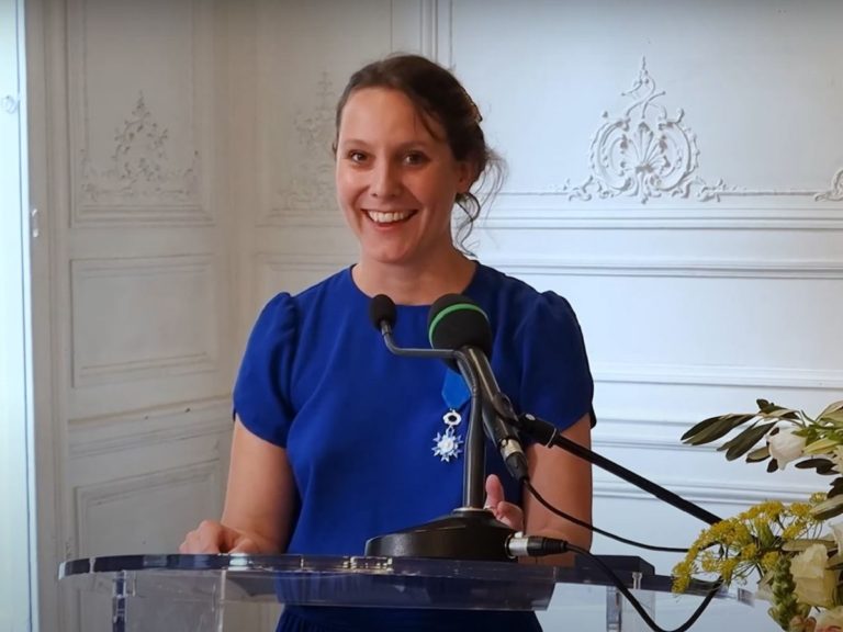 Elsa Bouneau tout sourire devant le micro