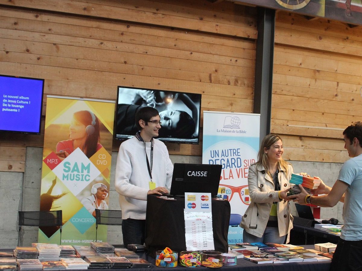 un stand de ventes de CD et DVD de la Maison de la Bible