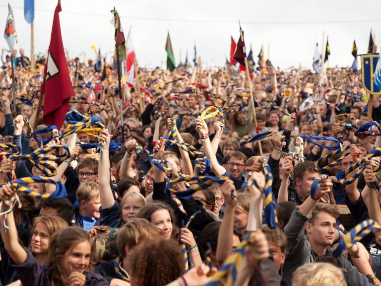 des scouts avec leur foulard dans la main