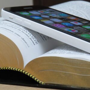 Un smartphone posée sur une Bible