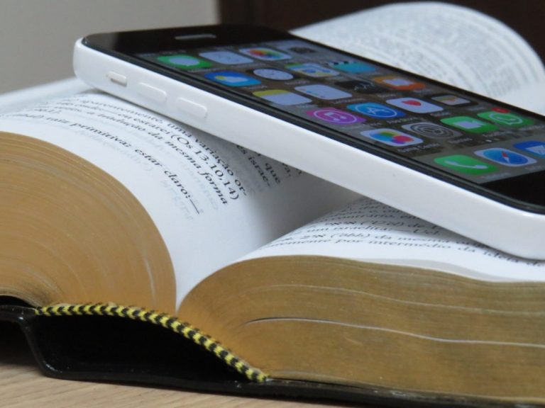 Un smartphone posée sur une Bible