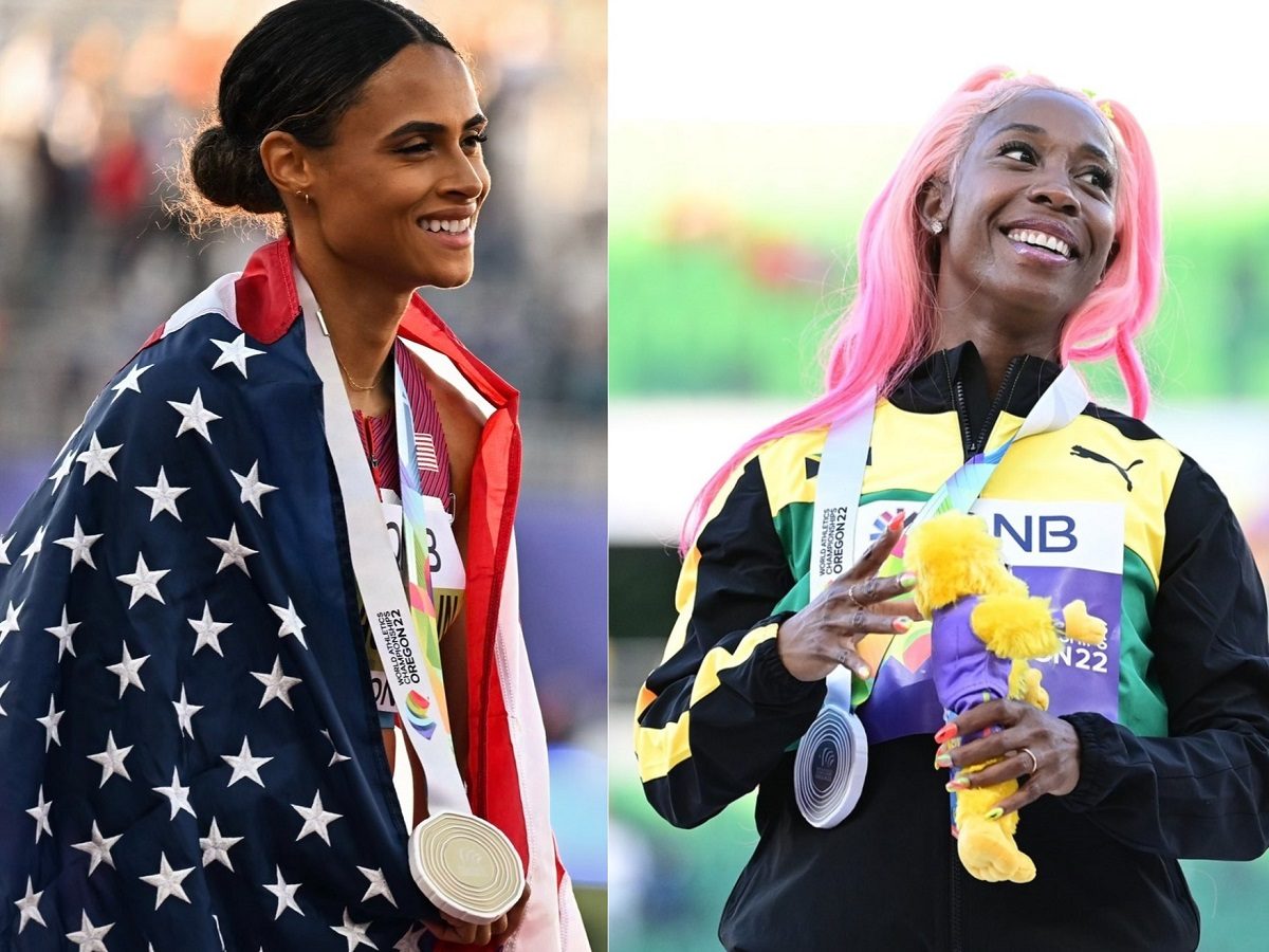 Sydney McLaughlin avec le drapeau américain et la médaille d'or autour du cou, une autre athlète cheveux rose, la médaille et la mascotte en main