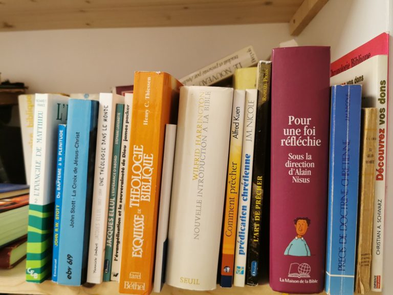 des livres chrétiens sur une étagère de bibliothèque