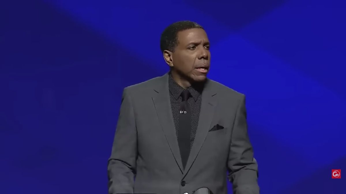 Creflo Dollar derrière une chaire