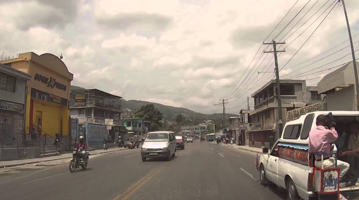 Route nationale traversant un quartier urbain