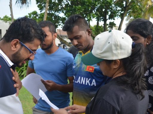 un groupe de chrétiens évangéliques du Sri Lanka réfléchissent autour d'un document papier