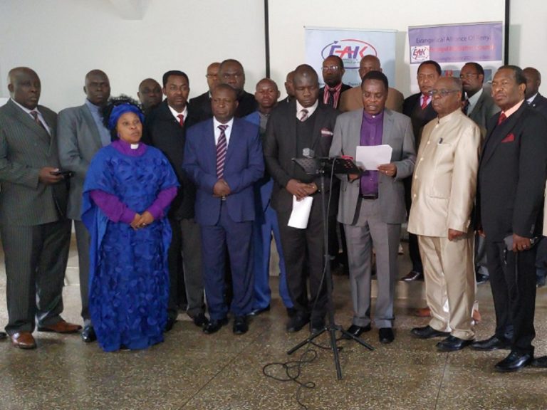 des membres de l'Alliance évangélique du Kenya lisent un communiqué prônant la paix avant les élections du 9 août