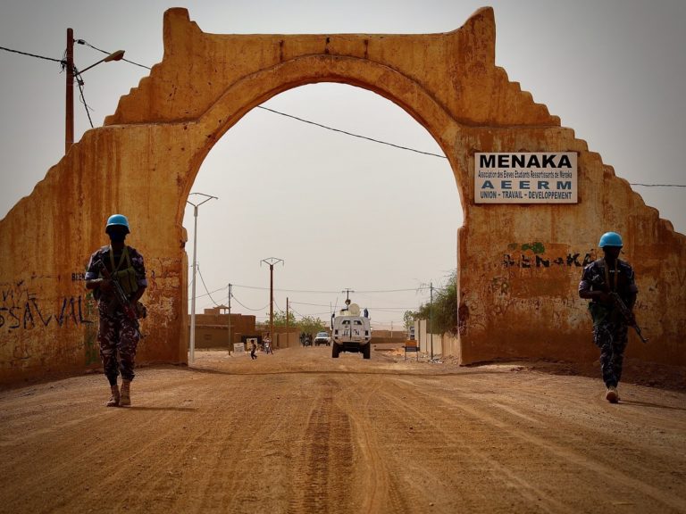 des casques bleus de l'ONU patrouillent devant une base militaire au Mali