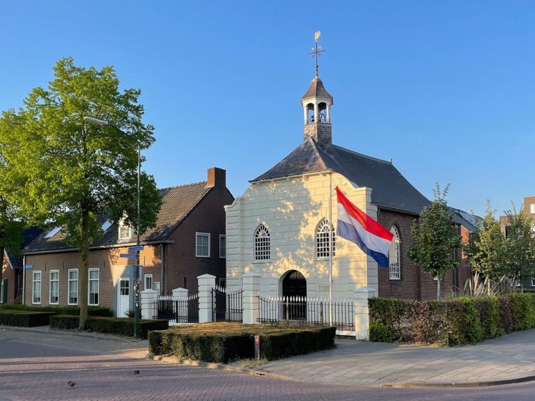 le bâtiment d'une église protestante avec un drapeau des Pays-Bas