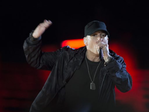 tout de noir vêtu, le rappeur Eminem en représentation sur scène