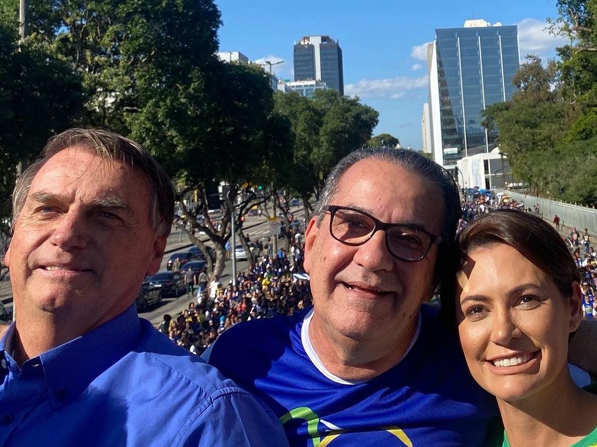 Jair Bolsonaro, président du Brésil, et sa femme font un selfie avec les évangéliques de la Marche pour Jésus dans leur dos