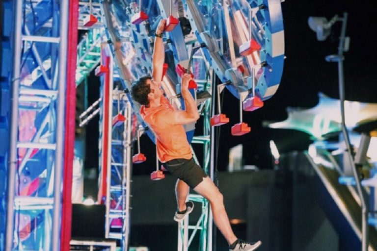 Josiah Singleton escalade un obstacle du parcours de Ninja Warrior