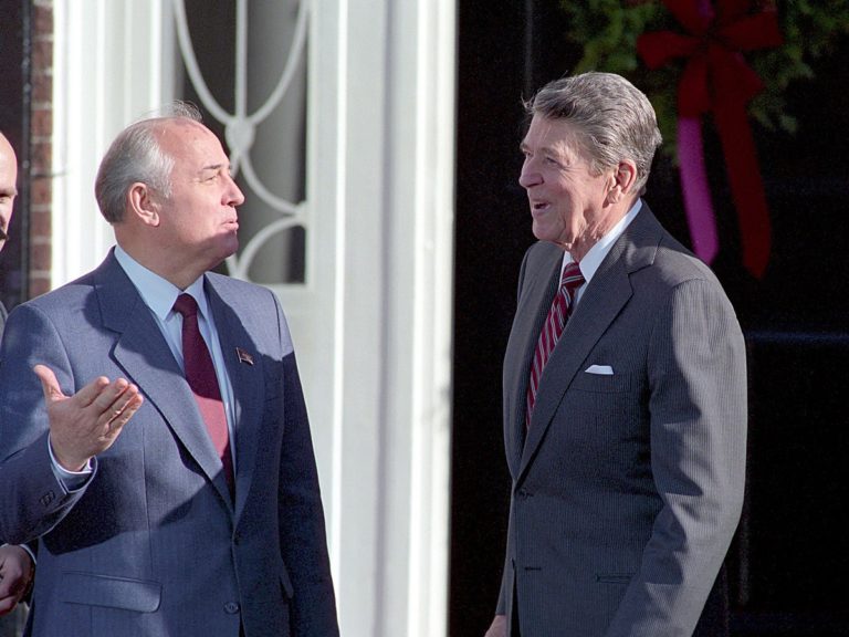 Mikhaïl Gorbatchev discute avec Ronald Reagan à New York en 1988
