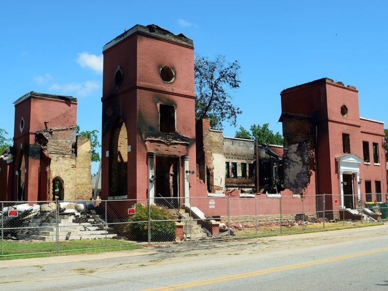 une église en brique rouge ravagée par les flammes