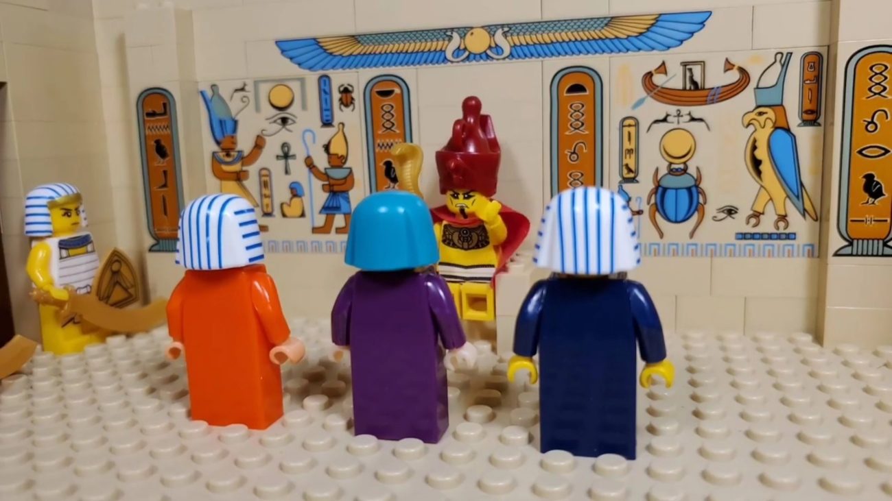 Reconstitution d'une rencontre entre Moïse et Pharaon en briques Lego
