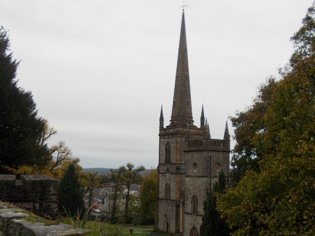 une église en irlande du Nord avec une croix à son sommet