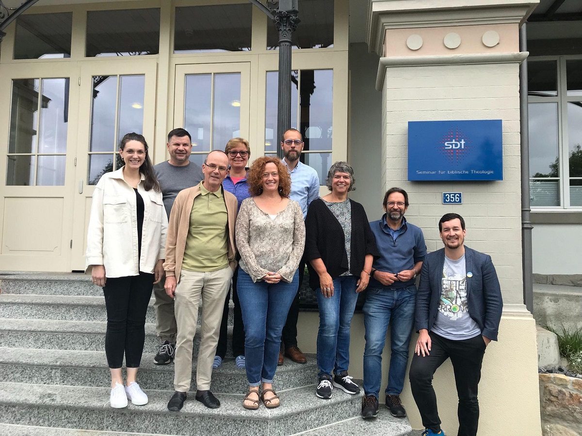 les membres de l'Alliance évangélique européenne prennent une photo sur les marches de l'Institut biblique de théologie de Beatenberg (Suisse)