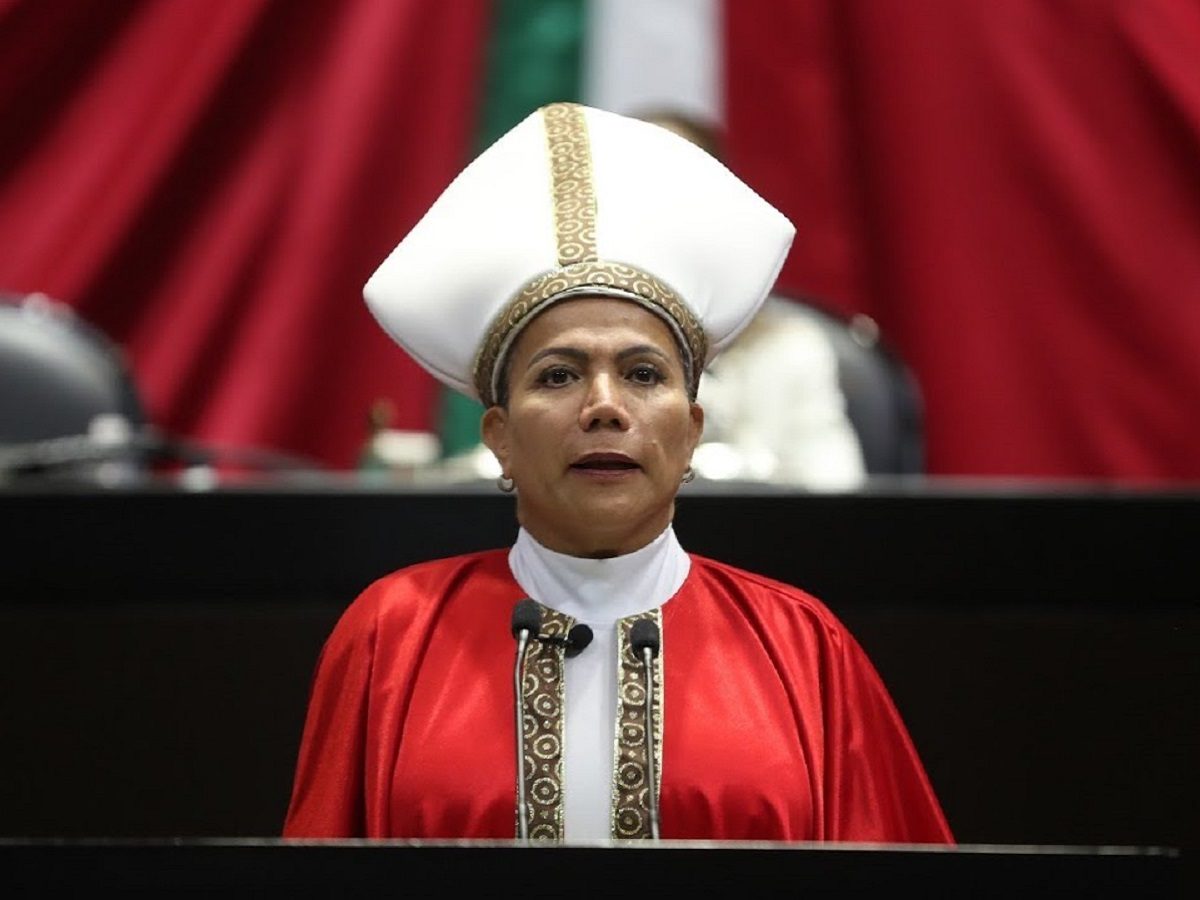 la députée Salma Luevano Luna en tenue de pape dans la Chambre des députés
