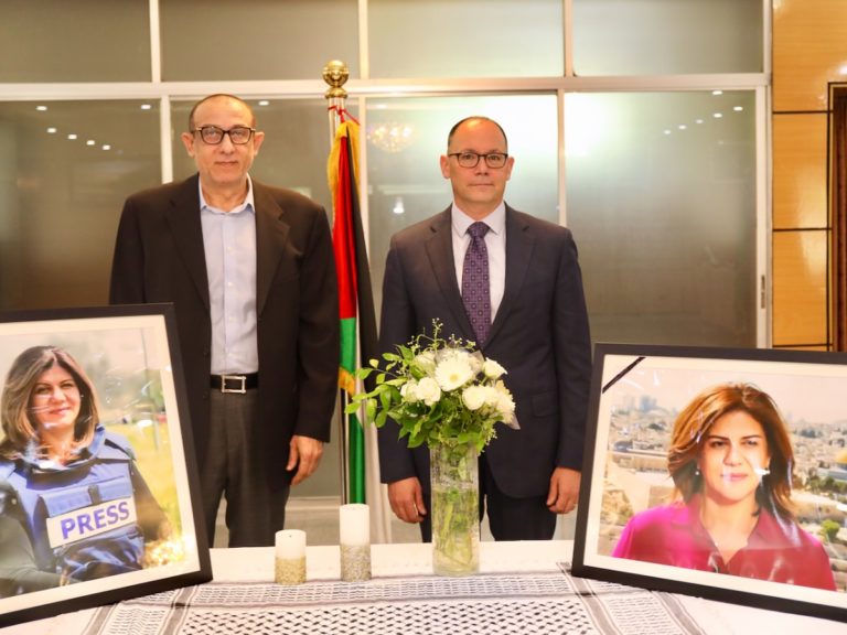Le portrait de la journaliste chrétienne Shireen Abu Akleh posée sur une table devant l'ambassadeur des Etats-Unis