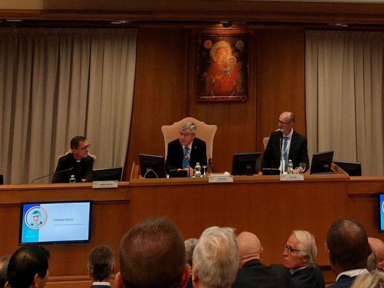 Thomas Bach dans une salle de conférence au Vatican, un tableau représentant Marie est accroché au mur derrière lui