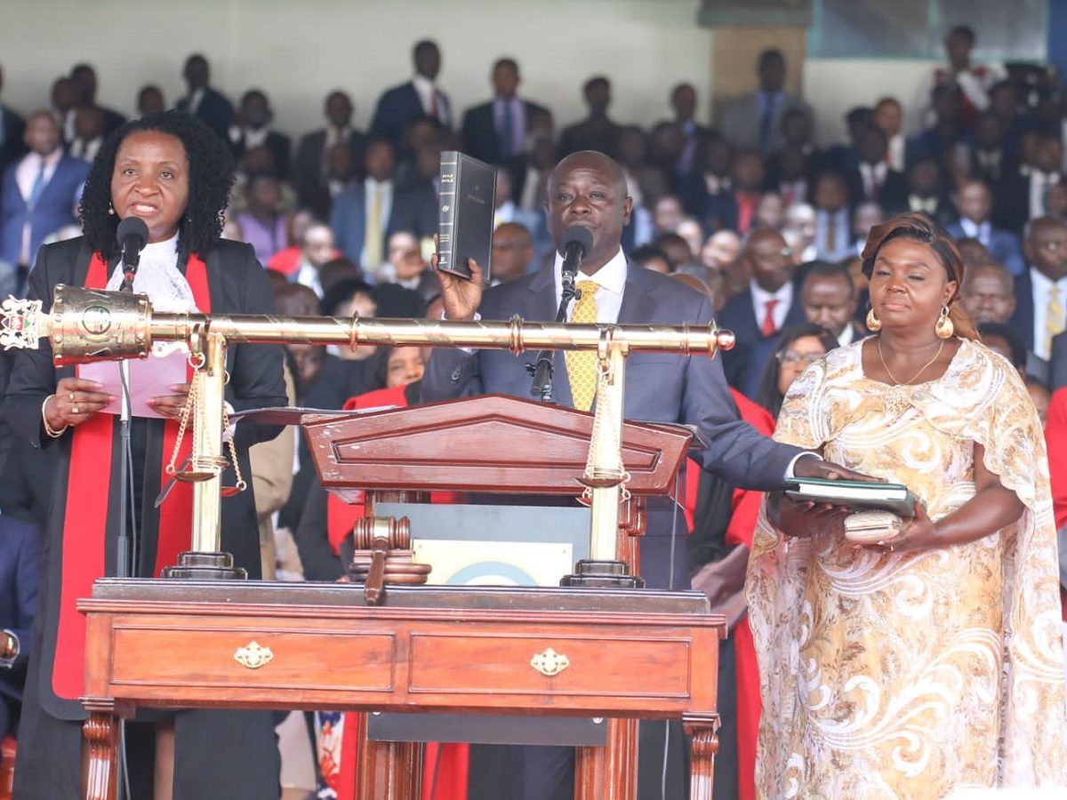 jour de l'investiture du nouveau président au Kenya, William Ruto, Bible en main, prête serment