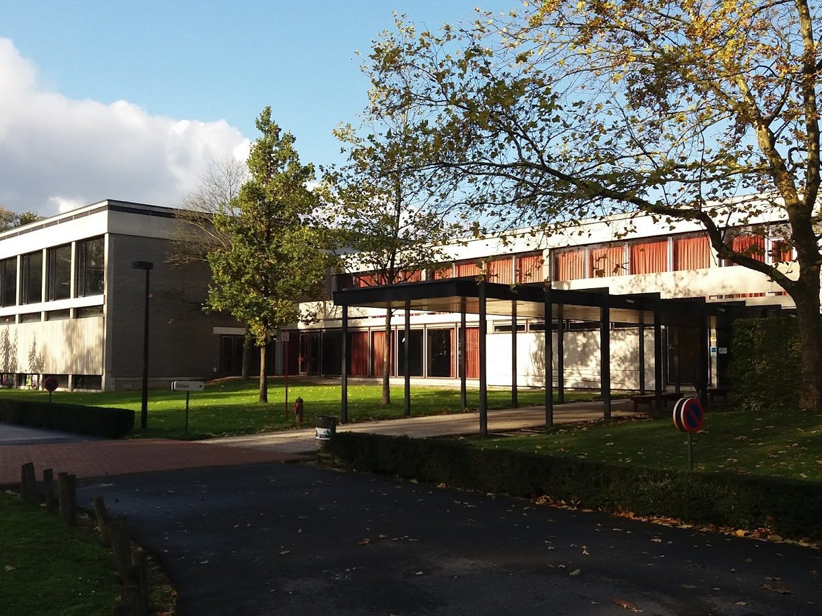 un bâtiment entouré d'arbres