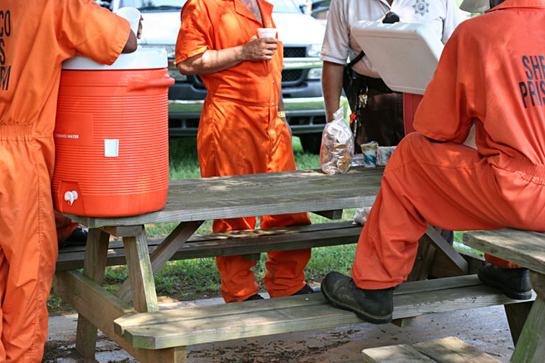 Un groupe de prisonniers en extérieur