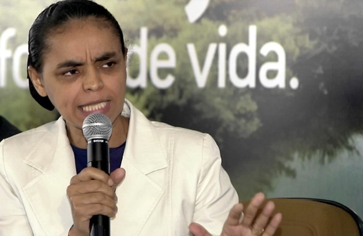 La brésilienne Marina Silva, la cinquantaine sur la photo, parle dans un micro.