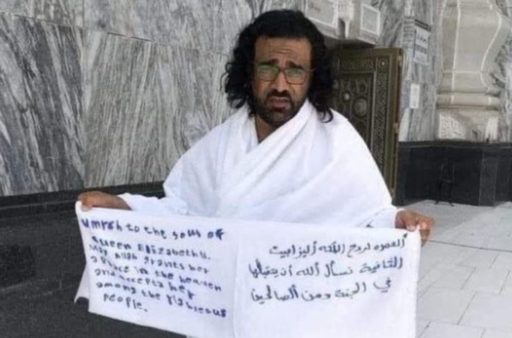 L'homme yéménite tient une banderole en tissu